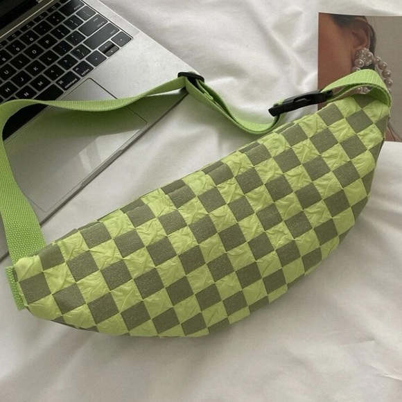 💙 Women’s Two Tone Checkered Release Buckle Decor Adjustable Strap Fanny Pack - Picture 4 of 5